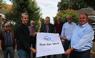 Bernhard Schmöller (von links), Jonas Pollmeier, Paul Tillmann, Udo Maik, Dieter Börchers, Paul Hermreck und Helmut Kosfeld präsentieren die 19 Kandidaten und den Wahlspruch der FWG für die nächste Kommunalwahl. - Robert Becker