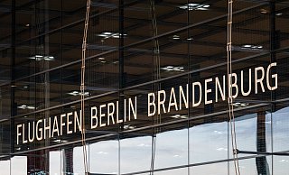 Der Flughafen wurde am späten Abend gesperrt. (Symbolbild) - Soeren Stache/dpa