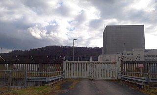 Kernkraftwerk Würgassen: Hinter diesem Zaun, auf der Nordseite des Geländes, soll das Logistikzentrum entstehen. - Torsten Wegener