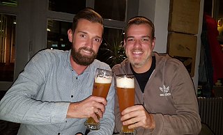 Ein Prosit auf die interessante Fußball-Karriere: Marc (links) und Marcel Rinnelt von Fußball-Bezirksligist TuRa Löhne. - Wolfgang Döbber