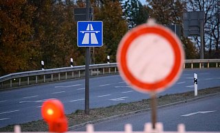 Auf der A2 bei Bielefeld ist eine nächtliche Vollsperrung wegen Arbeiten an den Verkehrszeichen geplant. - Jonas Walzberg/dpa