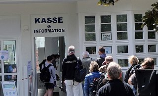 Wegen eines Personalausfalls am Wiesenbad kam es zu langen Wartezeiten - bei brütender Hitze. - Wolfgang Rudolf (Archiv)