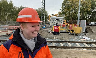 Die Bauingenieurin Lisa Schewe (30) leitet das Bauprojekt der Erneuerung der Eisenbahnüberführung Sophienstraße. - Matthias Bungeroth