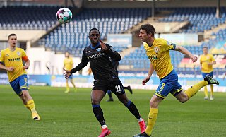 SCP-Angreifer Christopher Antwi-Adjei im Duell mit Braunschweigs Lasse Schlüter. - imago images/regios24