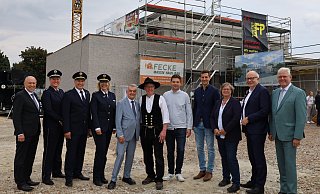 Ein fröhliches Richtfest feiern (v.l.) Landrat Christoph Rüther (Leiter der Kreispolizeibehörde Paderborn), Polizeihauptkommissarin Stefanie Lahme, Polizeidirektor Philipp Meiners, Paderborns neue Polizeichefin Margit Picker, NRW-Innenminister Herbert Reul, Zimmerermeister Franz-Josef Berensmeier, die Investoren Jörg Stratmann und Philipp Fecke, die Landtagsabgeordneten Norika Creuzmann und Bernhard Hoppe-Biermeyer und Delbrücks Bürgermeister Werner Peitz. - Regina Brucksch