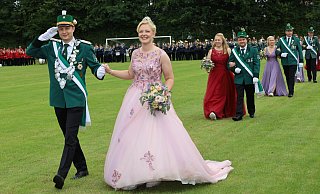 Die Majestäten Vanessa Höwekenmeier und Markus Büser begeistern beim großen Festumzug in Ostenland. - Regina Brucksch