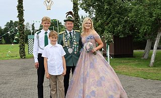 Die Schöninger Majestäten Raimund und Désirée Lummer bereiten sich mit ihren Söhnen Malte (l.) und Henning auf die große Schützenfestparade vor. - Regina Brucksch