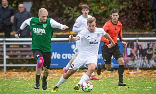 Lennart Versick (l.) hatte eine gute Möglichkeit für seine Dornberger im Spiel gegen den Delbrücker SC. - Mueller