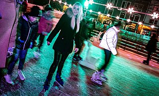 NW-Volontärin Larissa Kirchhoff testet die Eisbahn. - Mike-Dennis Müller / www.mdm.photo