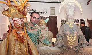 Zwischen seinen Kindern des Lichts: Horst Raack ist mit der Kostümgruppe Costumi weltweit erfolgreich – vor allem bei den Wettbewerben des Karnevals von Venedig. Seine aufwendig gearbeiteten Roben im Stil des 18. Jahrhunderts präsentiert er bis zum 3. November im Engeraner Gerbereimuseum. - Alexandra Wilke