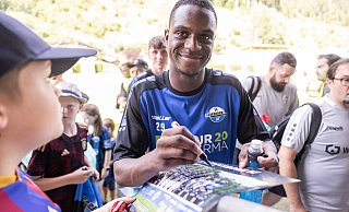 Hier gibt Ilyas Ansah beim Sommer-Trainingslager in Tirol fleißig Autogramme. Nun unterschrieb der 19-jährige Stürmer des SC Paderborn einen neuen Vertrag. - Oliver Krato