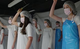 Die Theatergruppe eines Münchener Gymnasiums bei der Probe von Bertolt Brechts Drama "Die heilige Johanna der Schlachthöfe". Szenen daraus werden in Beziehung zu den Aussagen der Leiharbeiter gesetzt. - wirfilm
