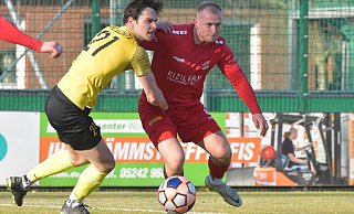 Theesens Tom Fuhrmann (r.) im Duell mit dem Kaunitzer Joel Kirsch, der das 1:0 erzielte. - Dünhölter