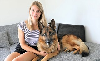 Adela Bredenbals aus Hövelhof ist eine so genannte Petfluencerin. Sie dreht kurze Videos über ihren Schäferhund Strider und stellt diese online - mit riesengroßem Erfolg. - Simone Flörke