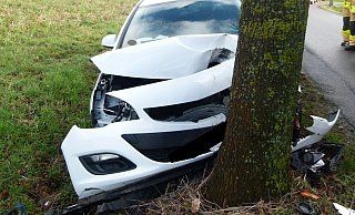 Der Opel musste abgeschleppt werden. - Polizei Minden-Lübbecke