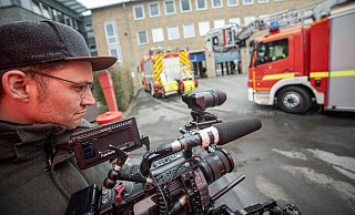 Kameramann Emanuel Mross filmt das Aus- und Einrücken der Feuerwehrwagen auf der Hauptwache. Später im Fernsehen sind das wichtige Szenen um auf den Standort in Bielefeld überzuleiten. - Felix Brenneke