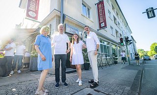 Das beliebte Restaurant „Hanseatenstube“ an der Prießallee dient dem Quartier als Treffpunkt (v. l.): Franka und Vinko Dzeko sowie Ljubica und Mirko Dzeko. ?Foto: Sarah Jonek - Sarah Jonek