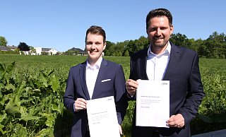 Alexander Hüttemann und Noel Schuppenat mit dem Programm der CDU für die Kommunalwahlen im September. - Björn Kenter