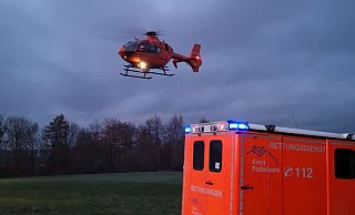 Im Einsatz: Der Verletzte wird mit dem Rettungshubschrauber ins Krankenhaus gebracht. - Feuerwehr Bad Wünnenberg