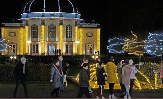 Gerade an Knackpunkten knubbelt es sich manchmal im Kurpark - wie hier auf dem Wandelhallen-Vorplatz mit Blick aufs Theater. - Thorsten Gödecker