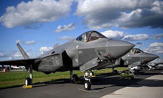 Ein F-35 Tarnkappenjet der Rüstungsschmiede Lockheed Martin bei der Raumfahrtausstellung (ILA) 2018 in Berlin. - Britta Pedersen/zb/dpa