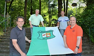 Geschäftsführer Markus Landerbarthold, Major Eike Kramer, der Vorsitzende des Unteroffizierskorps, Markus Höhne, sowie der Vorsitzende und Oberst Christian Landerbarthold (v. l.) neben der Schützenfahne. - Karin Prignitz