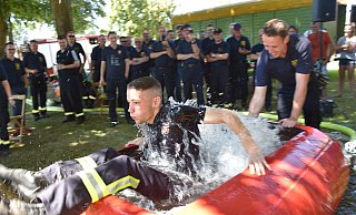 Tradition: Kevin Labrenz unterzieht sich einer üblichen Feuertaufe im Löschwasserbehälter. - Thomas Kube