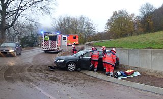 Der Audi-Fahrer kam aus bisher unbekannten Gründen von der Fahrbahn ab. - Polizei Minden-Lübbecke