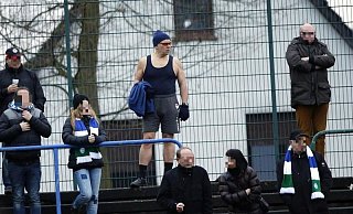 Ernie nutzte immer wieder Fußballstadien zur Selbstdarstellung, selbst in der kalten Jahreszeit. Unser Archivbild zeigt ihn (angezogen) 2016 im Gütersloher Heidewaldstadion. - Henrik Martinschledde
