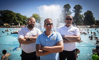 Immer cool bleiben: Schwimmmeister Louis Schröter, Betriebsleiter des Wiesenbades (Mitte) kann sich auch an heißen Tagen auf die Unterstützung von Marat Hakopian (l.) und Zoran Giekulovic vom Sicherheitsdienst verlassen. - Mike-Dennis Mueller / www.mdm.photo