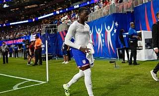 Timothy Weah war in der 18. Minute vom Platz gestellt worden. Er soll zu den Spielern gehören, die rassistisch beleidigt worden sind. - Mike Stewart/AP/dpa