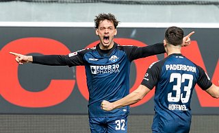 Paderborns Aaron Zehnter (l) bejubelt sein 1:0. - David Inderlied/dpa