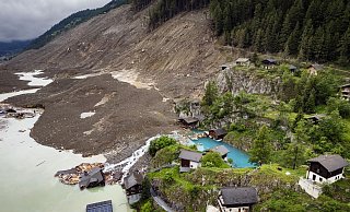 Ein Bergsturz zerstörte Ende Mai große Teile des Dorfes Blatten im Schweizer Kanton Wallis. (Archivbild) - Michael Buholzer/KEYSTONE/dpa