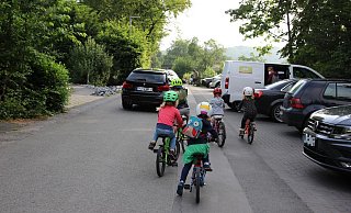 Hoch gefährlich: Kinder, die morgens mit dem Laufrad zur Kita am Markuskirchweg kommen, zwischen schnellen Elterntaxis, dem Kita-Bulli und einparkenden SUVs. - Ivonne Michel