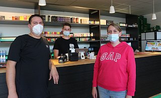 Hier an der Theke beraten Andre Koch (v. l.), Dominik Stumpe und Daniela Koch ihre Kunden. - Judith Gladow