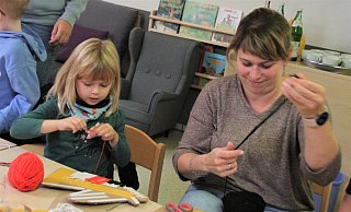 Mit Wollfäden, Klebestreifen, Scheren und Pappe: In der Steinheimer Kita St. Marien Steinheim wurden bunte Steckenpferde gebastelt - eine Eltern-Kind-Aktion. - Madita Schellenberg