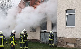 Dichte Rauchentwicklung machen ein Begehen des Gebäudes nur mit Atemschutzgerät möglich. - Burkhard Battran