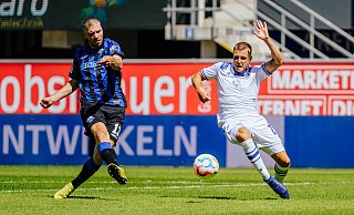 Robert Leipertz (l.), der hier gegen KSC-Akteur Marco Thiede zum Abschluss kommt, dürfte am Freitag im Gastspiel beim 1. FC Kaiserslautern einsatzbereit sein. - Besim Mazhiqi