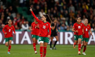 Anissa Lahmari (M) jubelt nach dem Führungstreffer, der Marokko das Achtelfinale beschert. - Gary Day/AP