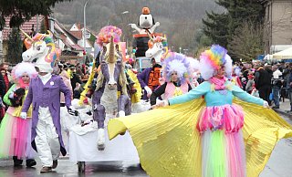 Fantasievoll: Die Einhornparade ist ein Hingucker im Willebadessener Karnevalsumzug. - Burkhard Battran