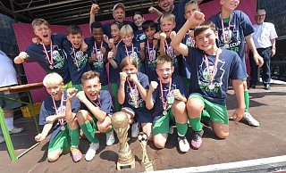 Die Spielerinnen und Spieler des FC Gütersloh jubelten am Sonntag über den Gewinn des Strenge-Cups. - Jens Dünhölter