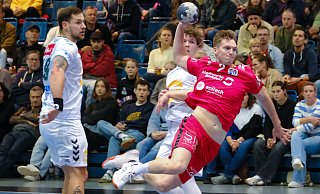 Die Handballer der TSG A-H Bielefeld, hier Simon Strakeljahn, wirken im Moment verunsichert. - Andreas Zobe