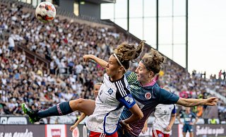 Viel los am Millerntor beim Pokal-Derby 2023, das der HSV bei St. Pauli vor knapp 20.000 Fans 7:1 gewann. - Axel Heimken/dpa
