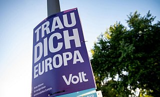 «Trau dich Europa»: Ein Wahlplakat der Partei «Volt». - Fabian Sommer/dpa