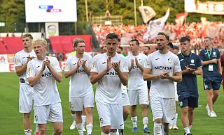 Niklas Frese, Patrik Twardzik und Julius Langfeld (v. l.) bedanken sich gemeinsam mit ihren Teamkameraden nach dem DFB-Pokal-Highlight gegen den 1. FC Union Berlin bei den Fans des FC Gütersloh. - sport/presse/foto Dünhölter