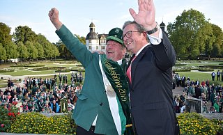 Ein Hoch auf den König: Hans-Christian Lummer feiert mit Paderborns Bürgermeister Michael Dreier vor königlicher Kulisse. - Anja Ebner