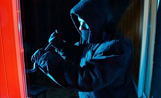 Einer der Täter kam auf die Polizeibeamten zu und berichtete, dass er den Einbruch verübt habe. - Symbolfoto: Polizei / Jochen Tack