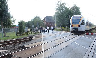An einem der beiden Bahnübergänge in Menne: Die Ortschaft ist durch die Gleise zweigeteilt. - Burkhard Battran