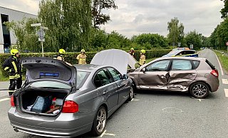 Im Kreuzungsbereich der Bielefelder Straße und Pater-Ewald-Straße sind mehrere Autos zusammengestoßen. - Ralph Meyer