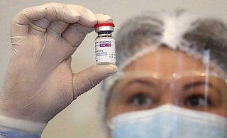 Der Astrazeneca-Impfstoff wird weltweit eingesetzt, seit einigen Tagen haben aber immer mehr Länder den Einsatz aus Vorsichtsgründen ausgesetzt.  - picture alliance/dpa/TASS